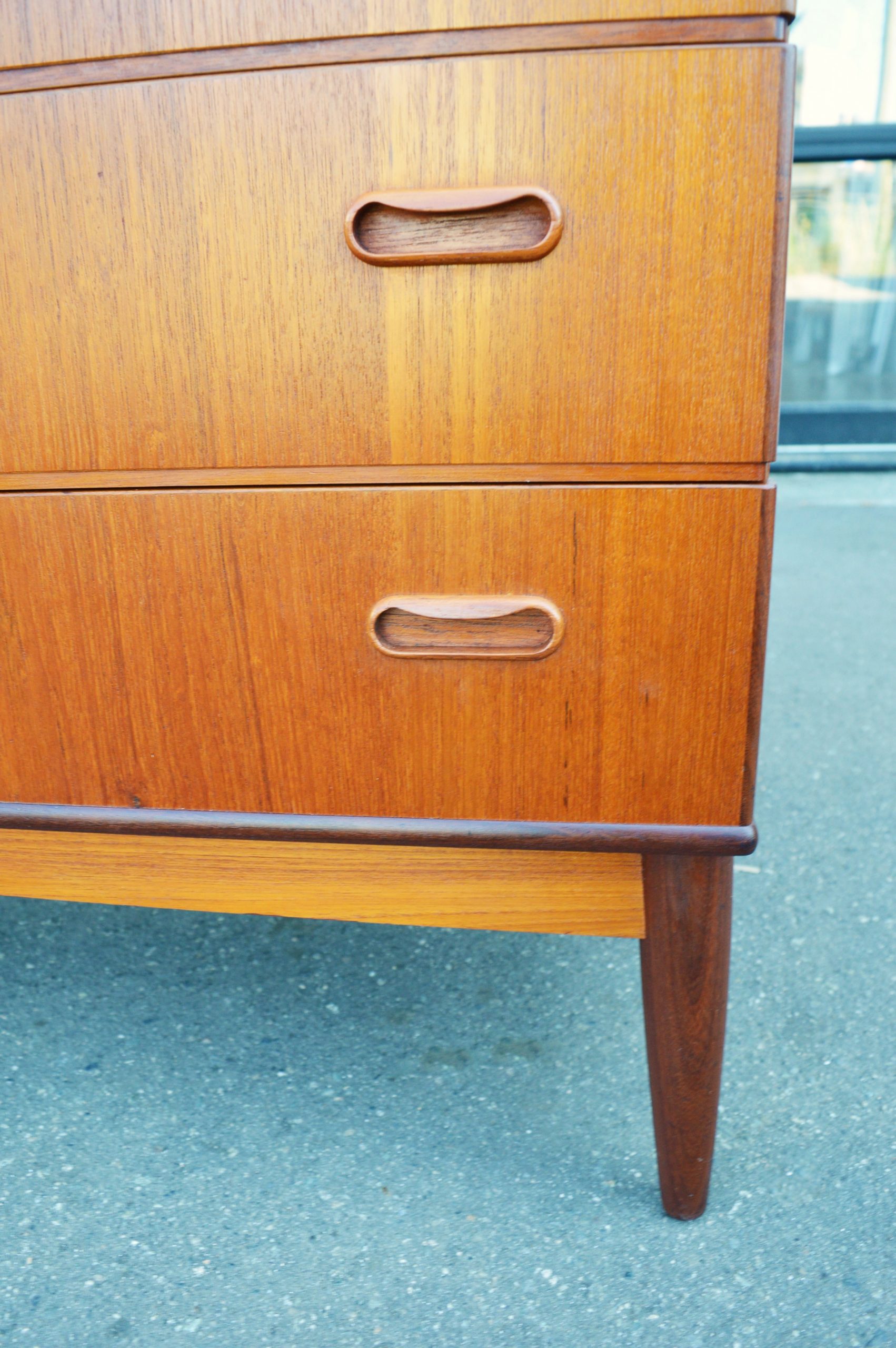 Gorgeous Danish Modern Teak 8 Drawer Dresser w/ Hot Details Thru-out - Image 6