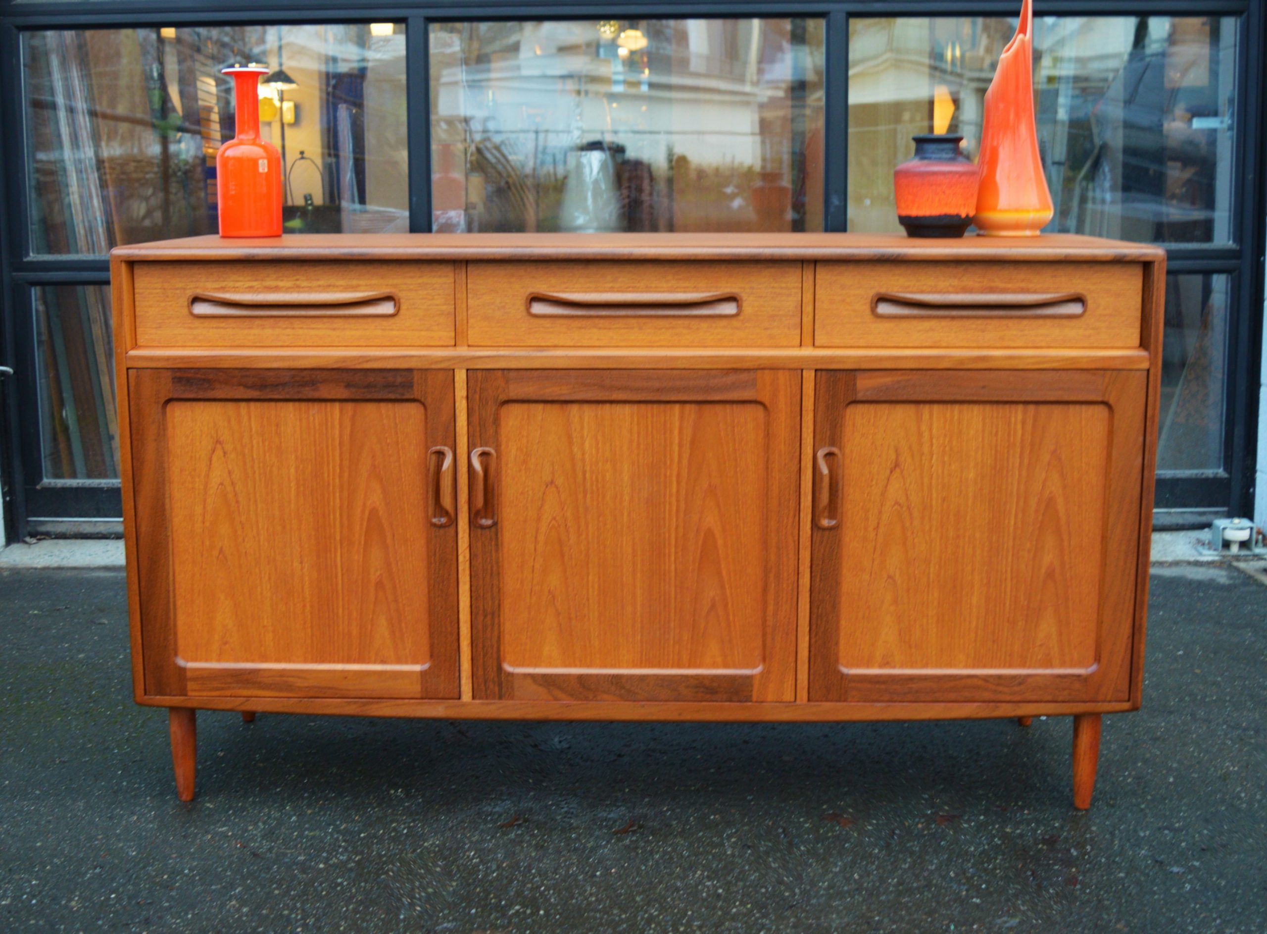 Stellar Quality 2 Tone Teak Fresco Line Sideboard by GPlan - Image 4