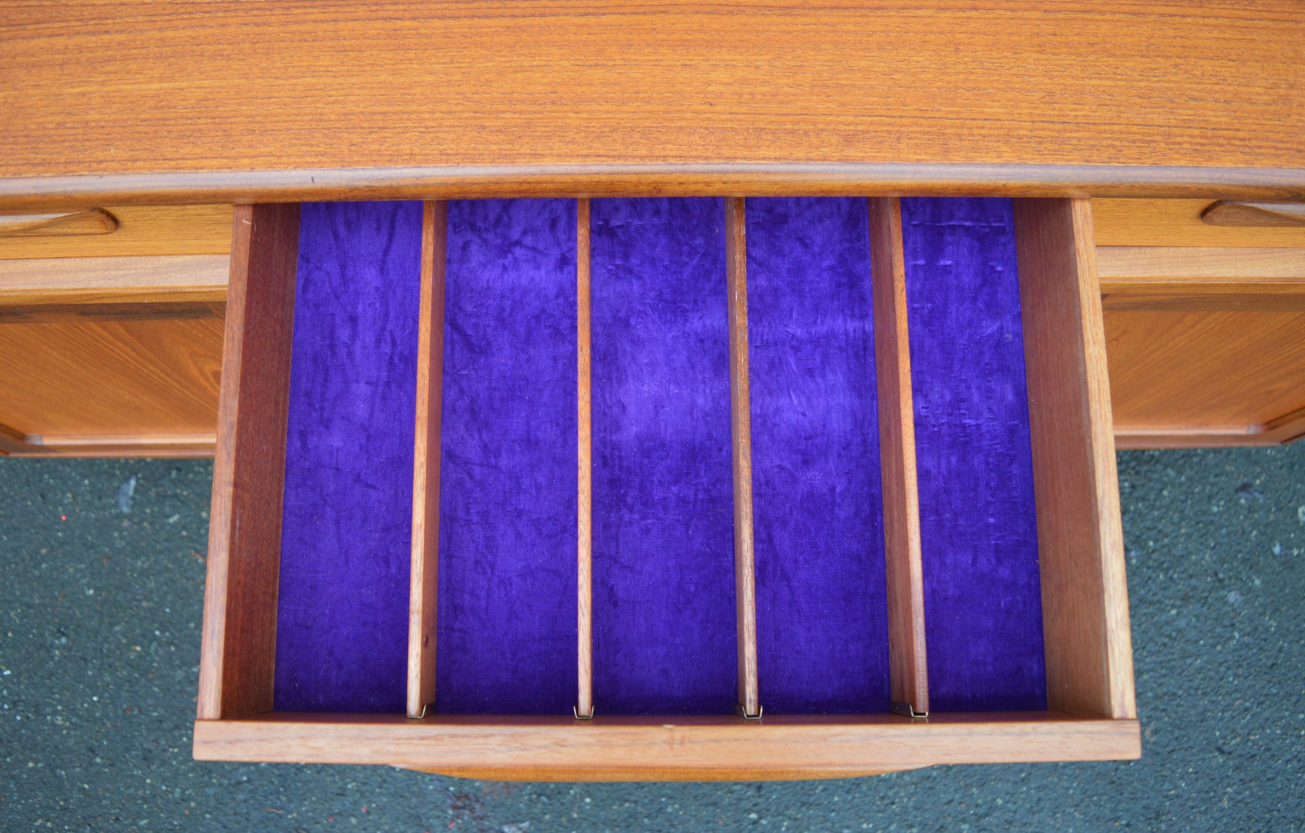 Stellar Quality 2 Tone Teak Fresco Line Sideboard by GPlan - Image 7